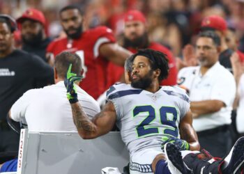 EARL THOMAS WASN’T JUST FLIPPING OFF THE SEAHAWKS, HE WAS FLIPPING OFF THE NFL’S BUSINESS PRACTICES